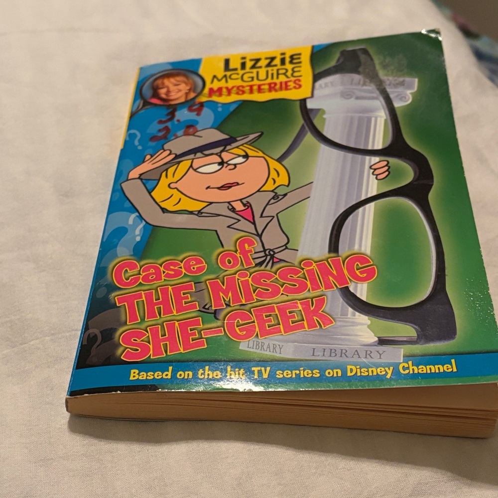 Lizzie McGuire Mysteries - Case of the Missing She-Geek book (125 pages)